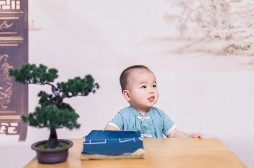 海丰怀孕肚子中间凹两边凸