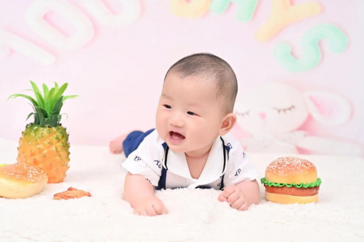 海丰宝宝在妈妈肚子里